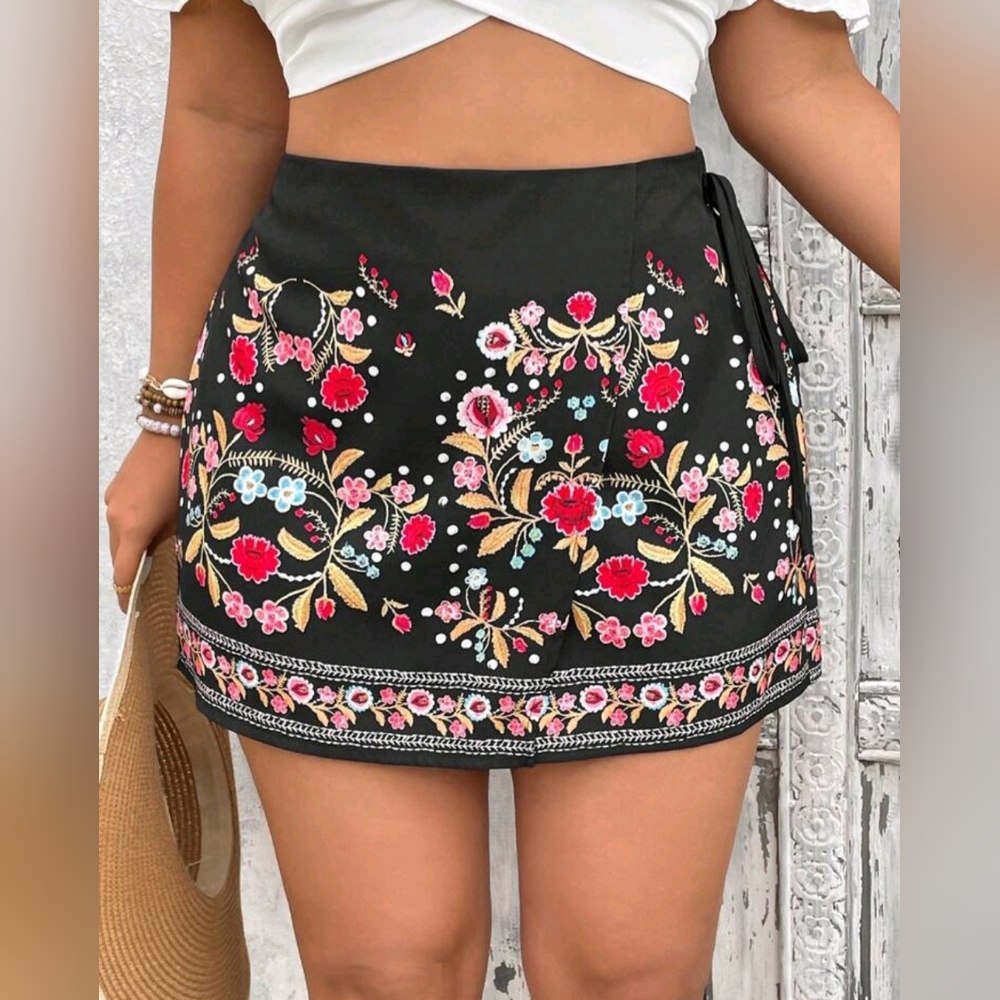 Shein Floral Pattern Black Wrap Short/Skort Size 12